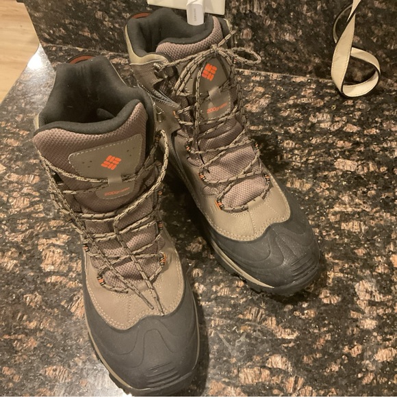 Columbia Men's Black and Brown Snow Boots - Picture 1 of 7